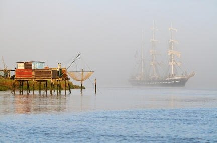 Brumes du petit matin sur la Charente, le Belem