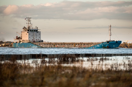 Cargo en entrée d'estuaire