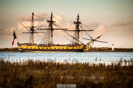 L'Hermione sur la Charente, à hauteur du feu de Soumard